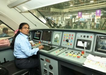 सोलापूर – मुंबई वंदे भारत एक्स्प्रेस ट्रेनचे पहिल्या महिला लोको पायलट सुरेखा यादव….