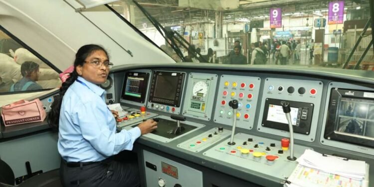 सोलापूर – मुंबई वंदे भारत एक्स्प्रेस ट्रेनचे पहिल्या महिला लोको पायलट सुरेखा यादव….