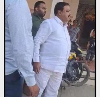 दहा हजाराची लाच घेताना अँटी करप्शन विभागाने तलाठ्याला राहत्या घरीच रंगेहात पकडले…..