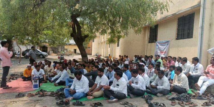 मुखेड:- जुनी पेन्शन लागू करण्याच्या संपात विविध कर्मचारी संघटना सहभागी….