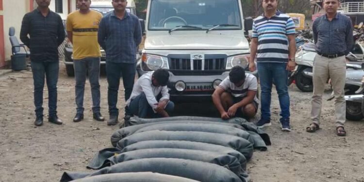 सोलापूर:- सिनेस्टाईल पाठलाग करत नांदणी येथे बोलेरो वाहनातून आठशे लिटर हातभट्टी दारू जप्त केली आहे.