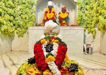 द्राक्षाणी सजवले गोरोबा काकांचे समाधी स्थळ, पापमोचनी एकादशी निमित्त दर्शनासाठी भाविकांची गर्दी….