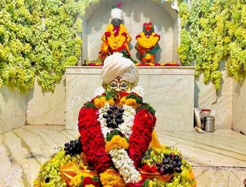 द्राक्षाणी सजवले गोरोबा काकांचे समाधी स्थळ, पापमोचनी एकादशी निमित्त दर्शनासाठी भाविकांची गर्दी….