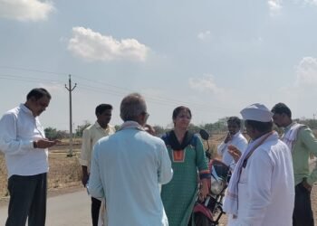 जिंतूर :- आडगाव बाजार येथे गारपीट झालेल्या भागाची पाहणी