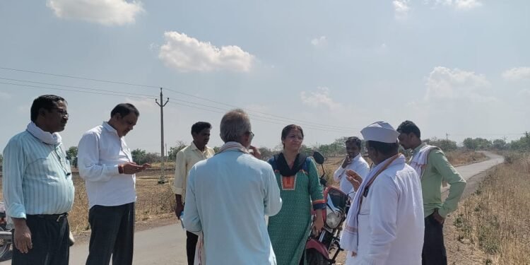 जिंतूर :- आडगाव बाजार येथे गारपीट झालेल्या भागाची पाहणी