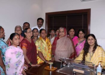 अमर मैदानाची झाली कचराकुंडी – पंकजाताई मुंडे यांनी मुख्याधिकाऱ्यांना घेतले फैलावर!