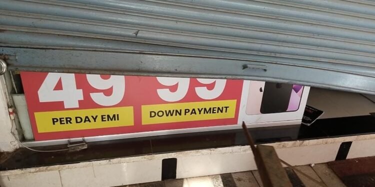 तुळजापुर :- शहरातील धाराशिव रोडवर विश्वनाथ कॉर्नर मोबाईल दुकान फोडले….