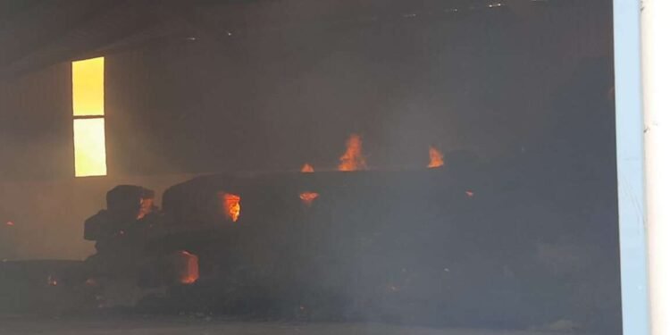 बुलढाणा अर्बन ग्रेन बँकेच्या वेअर हाऊस गोडाऊनला भीषण आग… २० ते २२ कोटीच्या ६३८९ कापसाच्या गठानी जळून खाक…..