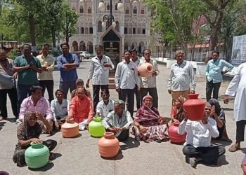 गुढीपाडवा दिवशीच महापालिका गेट समोर घागरी घेऊन ठिय्या आंदोलन…..