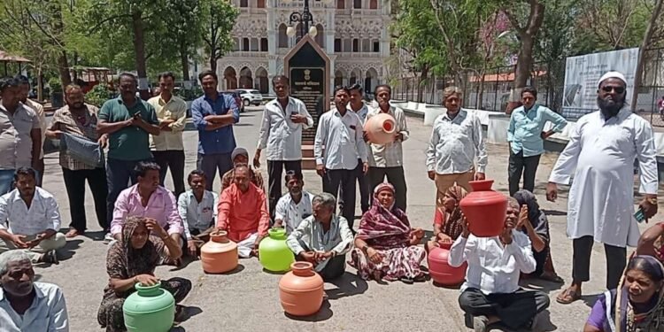 गुढीपाडवा दिवशीच महापालिका गेट समोर घागरी घेऊन ठिय्या आंदोलन…..