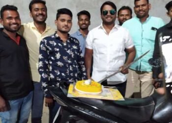 तलवारीने केक कापला; युवकावर गुन्हा दाखल,तलवार जप्त….