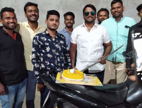 तलवारीने केक कापला; युवकावर गुन्हा दाखल,तलवार जप्त….