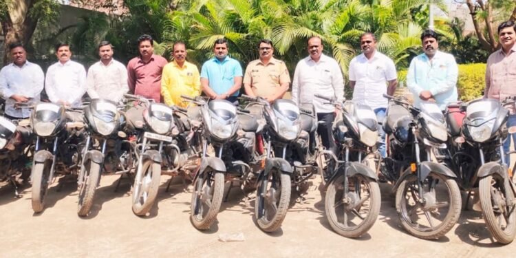 दोन सहराईत दुचाकी चोरांना अटक पावणे सहा लांखाच्या चोरीच्या १२ दुचाकी हस्तगत