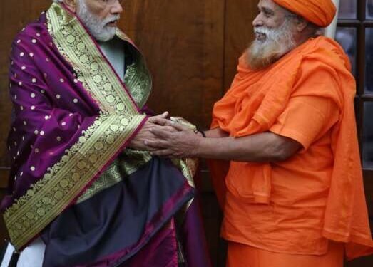 सोलापूर तीर्थक्षेत्र जिल्हा म्हणून घोषित करण्याची मागणी, पंतप्रधान नरेंद्र मोदींची भेट….