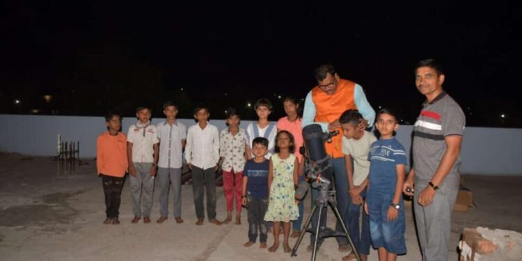 हिंगोली:- टेलीस्कोपच्या साह्याने मुलांनी पाच ग्रहांना पाहिले.