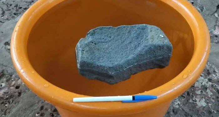 सिंधुदुर्गातील वेंगुर्ले किनाऱ्यावर सापडला पाण्यावर तरंगणारा दगड; रामसेतुसाठी वापरण्यात आलेल्या दगडांशी काय कनेक्शन?