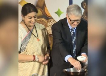 बिल गेट्सने खिचडीत फोडणी घातली, स्मृती इराणींनी हात वाटून घेतला, लोक म्हणाले ‘अरे भाऊ, आलू भरता ना…