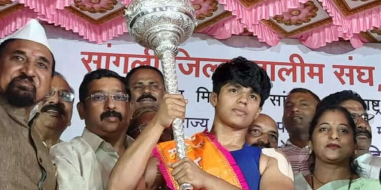 प्रतिक्षा बागडी ठरली पहिली महिला महाराष्ट्र केसरीची मानकरी….