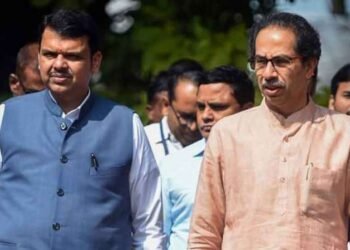 विधानभवनात ठाकरे-फडणवीसांची एकत्र एन्ट्री, राजकीय वर्तुळात चर्चेचा विषय…..