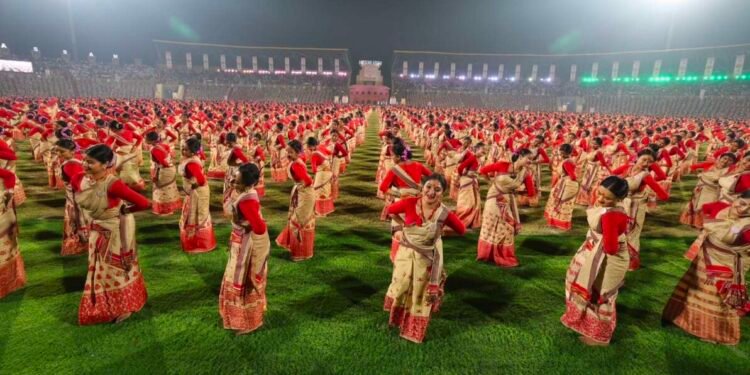 गुवाहाटीतील नेत्रदीपक बिहू कार्यक्रम | आसाममध्ये 11,000 हून अधिक कलाकारांसह गिनीज वर्ल्ड रेकॉर्ड….