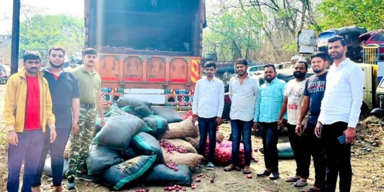 समोर कांद्याची पोती लावून 8 टन गोमांसाची वाहतूक !