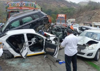 बाप रे ! मुंबई-पुणे महामार्गावर किती विचित्र अपघात…..