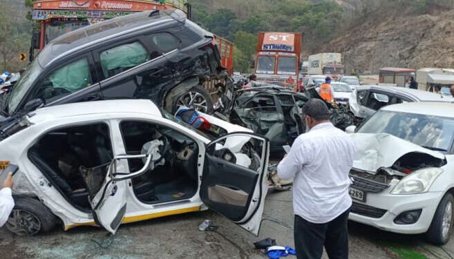 बाप रे ! मुंबई-पुणे महामार्गावर किती विचित्र अपघात…..