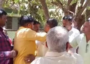 श्री संत बाळूमामा ट्रस्टचे ट्रस्टी भिडले, रस्त्यावरच फ्री स्टाइल हाणामारी; अंतर्गत वाद चव्हाट्यावर