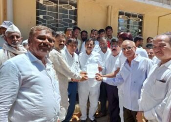 आ.सुभाष देशमुख पाण्यासाठी सिंचनभवन समोर ठिय्या, उपमुख्यमंत्री फडणवीस यांनाच थेट फोन….