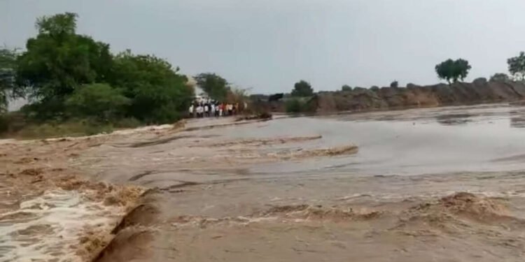 अवकाळी पावसामुळे नदीला पूर – उमापूर, ता. गेवराई जि.बीड