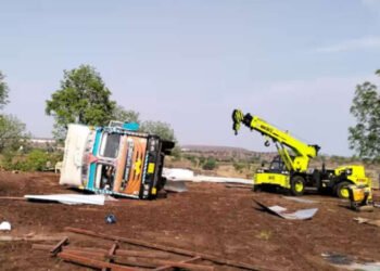 बापरे….! वादळी वाऱ्याने उभा कंटेनरही उलटला, कंटेनरखाली दबून दोघांचा मृत्यू….