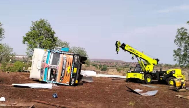 बापरे….! वादळी वाऱ्याने उभा कंटेनरही उलटला, कंटेनरखाली दबून दोघांचा मृत्यू….