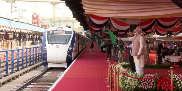 पंतप्रधान नरेंद्र मोदी यांनी चेन्नई आणि कोईम्बतूर दरम्यान वंदे भारत एक्सप्रेसला हिरवा झेंडा….