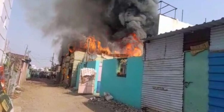 समाधान नगर गादी कारखान्याला लागली आग….