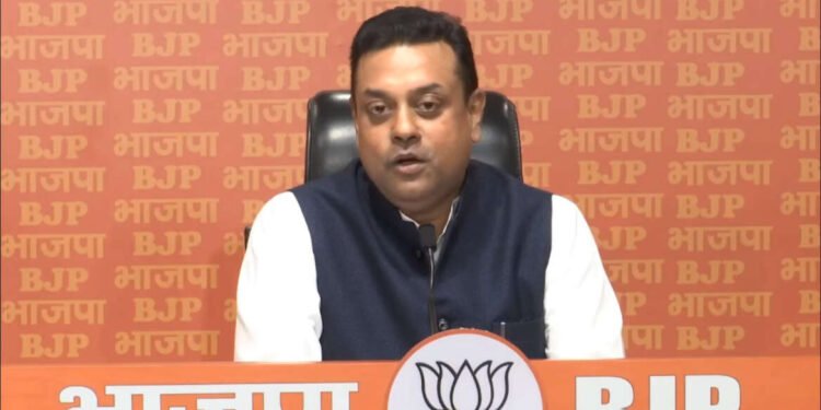 भाजपचे राष्ट्रीय प्रवक्ते डॉ. संबित पात्रा नवी दिल्लीतील भाजप मुख्यालयात पत्रकार परिषदेत….