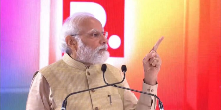 पंतप्रधान नरेंद्र मोदी रिपब्लिक समिटला संबोधित करताना…..