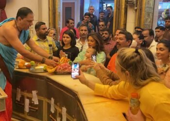 प्रियांका चोपडा यांनी त्यांच्या कन्येसह श्री सिद्धिविनायकाचे दर्शन घेतले….