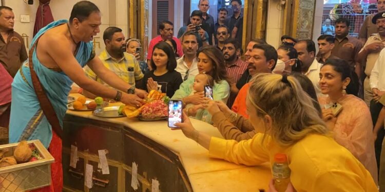 प्रियांका चोपडा यांनी त्यांच्या कन्येसह श्री सिद्धिविनायकाचे दर्शन घेतले….