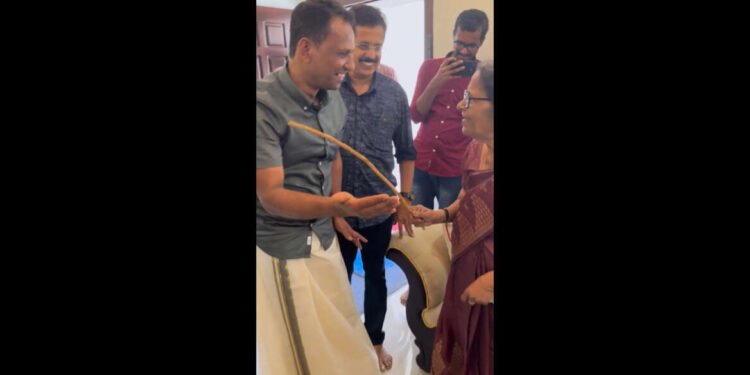 कलेक्टरने त्याच्या आवडत्या शिक्षकाकडून पुन्हा एकदा हातावर छडी मागितली कदाचित त्याला वाटत असेल की या छडीमुळेच तो आज कलेक्टर आहे.. 😍😍