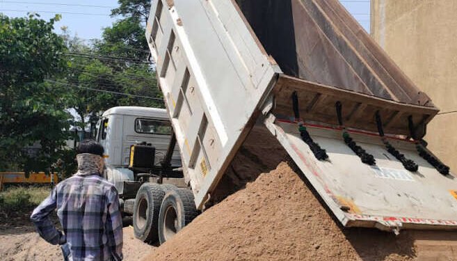 आता बांधकामाची वाळू मिळवा एका क्लिकवर, तीही स्वस्त दरात, जाणून घ्या नवे नियम….