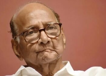 शरद पवारांचा राजीनामा फेटाळण्यात आल्यानंतर राष्ट्रवादी काँग्रेसच्या कार्यालयाबाहेर एकच जल्लोष केला…