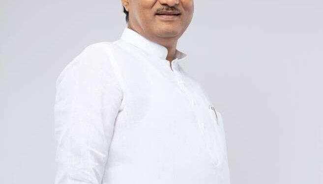 कार्यकर्त्याची मर्जी राखण्यासाठी अजित पवार थेट झेरॉक्स दुकानात…..