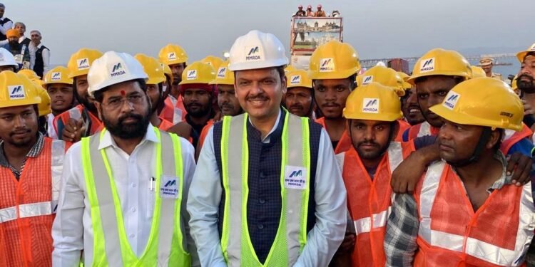 होय! आपल्या मुंबईत, भारतातील सर्वात लांब सागरी पूल….