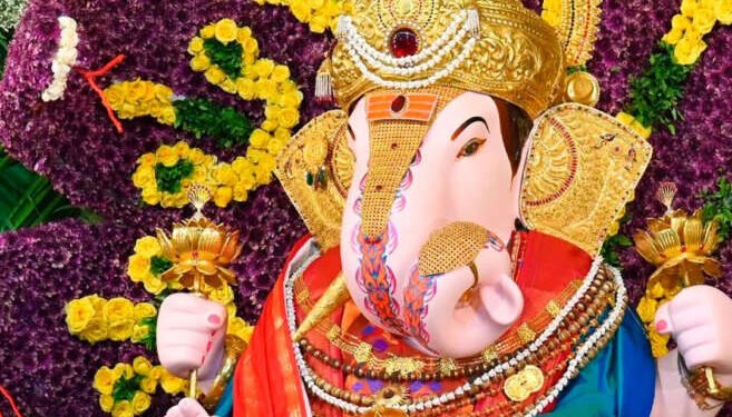 गणरायाचा पाताळातील गणेश जन्म साजरा करताना दगडूशेठ गणपती मंदिरात फुलांच्या शेषनागाच्या कलाकृती….