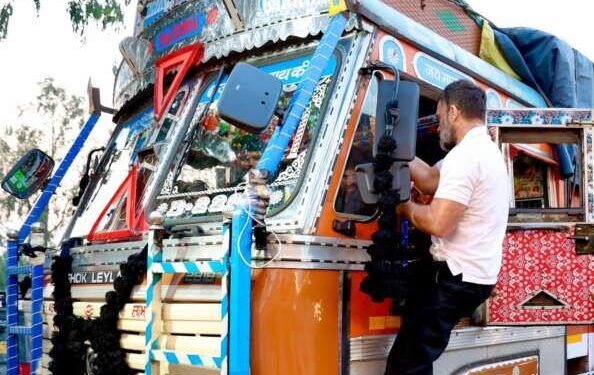 राहुल गांधी यांच्या ट्रक प्रवासाचे सोशल मीडियावर कौतुक होत आहे….