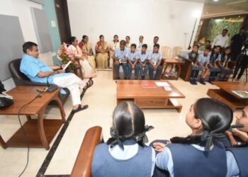 नितीन गडकरी यांचा शाळेतील विद्यार्थ्यांशी संवाद….