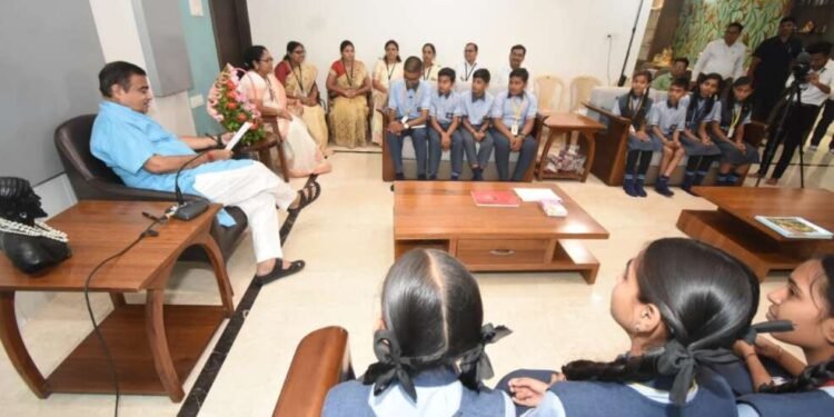 नितीन गडकरी यांचा शाळेतील विद्यार्थ्यांशी संवाद….