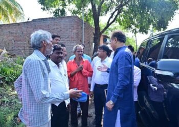 आमदार राणा पाटलांनी वादळी वारे व अवकाळी पावसामुळे झालेल्या नुकसानिची  केली पाहणी….