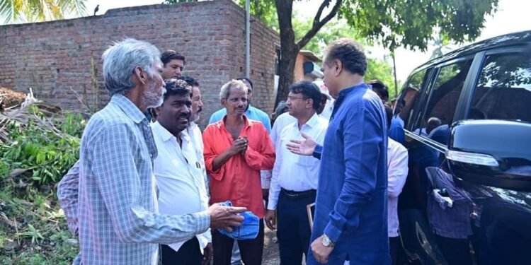 आमदार राणा पाटलांनी वादळी वारे व अवकाळी पावसामुळे झालेल्या नुकसानिची  केली पाहणी….