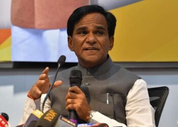 भररस्त्यात गाडी थांबवली, विक्रेत्याशी गप्पा, दानवेंचा जांभूळ-करवंदावर ताव…..